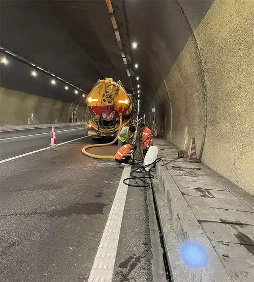 桦川隧道排水渠清淤